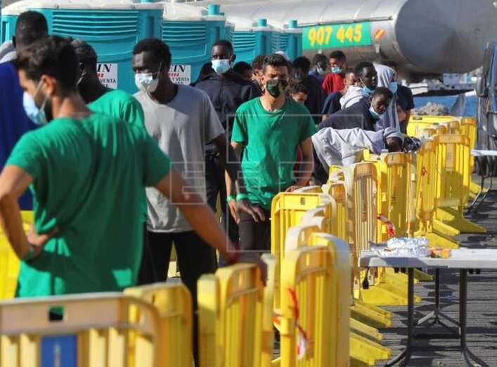 En la imagen, inmigrantes en el muelle de Arguineguín (Foto EFE / Elvira Urquijo A.)